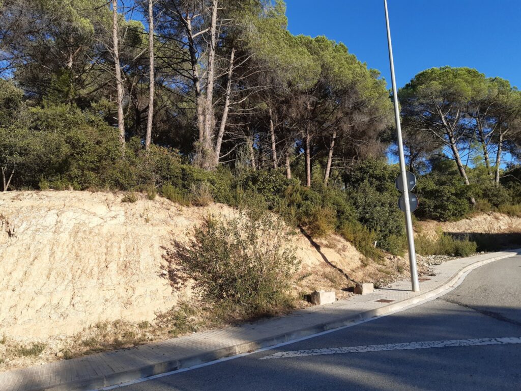 S’ofereix en venda un terreny edificable de 498 m² a la tranquil·la urbanització de Rubí, situada a la zona de Can Sola. Aquest espai presenta una excel·lent oportunitat per a aquells que busquen construir la seva llar en un entorn tranquil i ben comunicat.