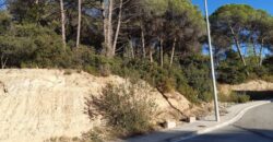 S’ofereix en venda un terreny edificable de 498 m² a la tranquil·la urbanització de Rubí, situada a la zona de Can Sola. Aquest espai presenta una excel·lent oportunitat per a aquells que busquen construir la seva llar en un entorn tranquil i ben comunicat.