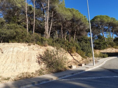 S’ofereix en venda un terreny edificable de 498 m² a la tranquil·la urbanització de Rubí, situada a la zona de Can Sola. Aquest espai presenta una excel·lent oportunitat per a aquells que busquen construir la seva llar en un entorn tranquil i ben comunicat.