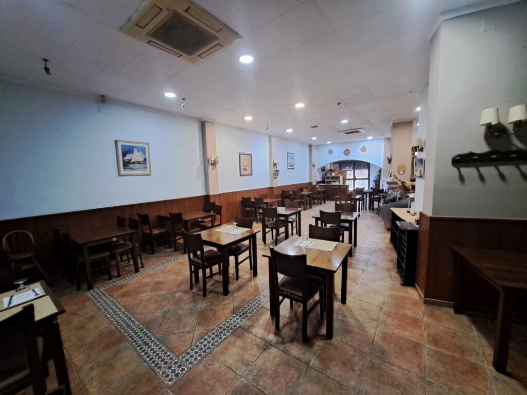 Oportunitat única de negoci en funcionament com a bar-restaurant totalment muntat en local de 282 m2 al polígon industrial del Clot de Ripollet i proper al Centre.