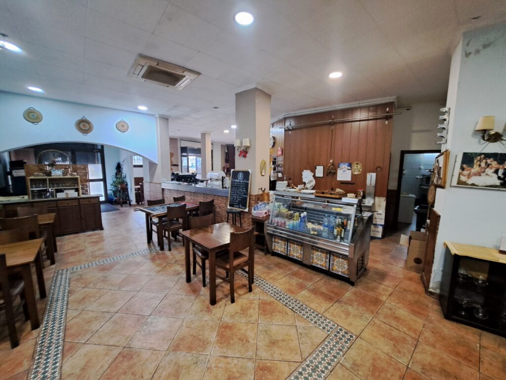 Oportunitat única de negoci en funcionament com a bar-restaurant totalment muntat en local de 282 m2 al polígon industrial del Clot de Ripollet i proper al Centre.