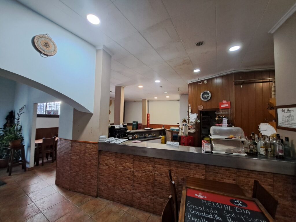 Oportunitat única de negoci en funcionament com a bar-restaurant totalment muntat en local de 282 m2 al polígon industrial del Clot de Ripollet i proper al Centre.