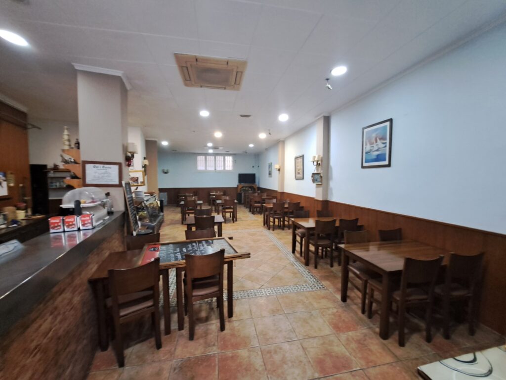 Oportunitat única de negoci en funcionament com a bar-restaurant totalment muntat en local de 282 m2 al polígon industrial del Clot de Ripollet i proper al Centre.