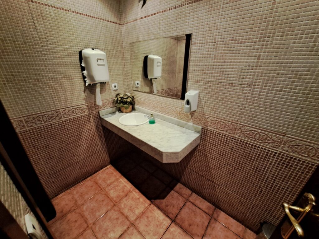 Oportunitat única de negoci en funcionament com a bar-restaurant totalment muntat en local de 282 m2 al polígon industrial del Clot de Ripollet i proper al Centre.