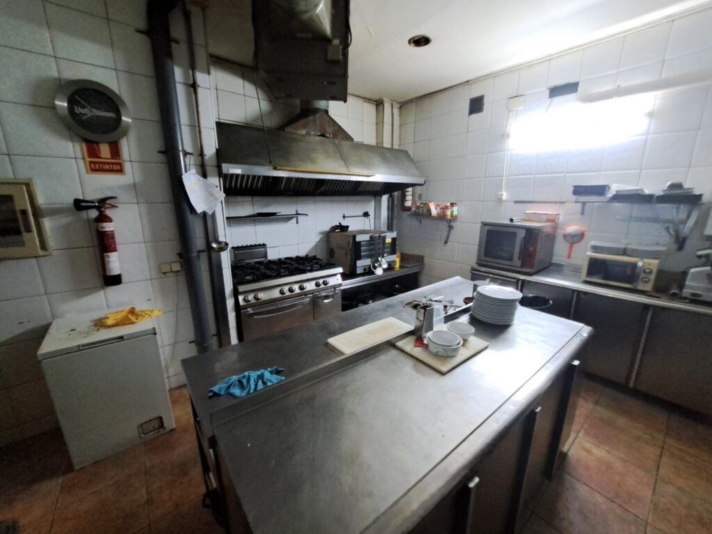 Oportunitat única de negoci en funcionament com a bar-restaurant totalment muntat en local de 282 m2 al polígon industrial del Clot de Ripollet i proper al Centre.