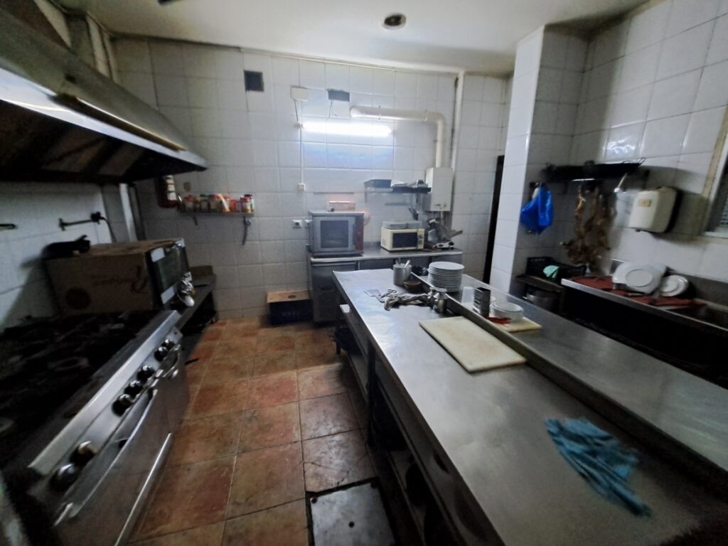 Oportunitat única de negoci en funcionament com a bar-restaurant totalment muntat en local de 282 m2 al polígon industrial del Clot de Ripollet i proper al Centre.