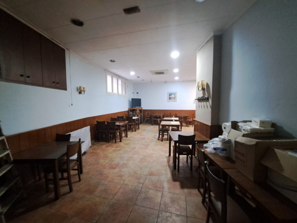 Oportunitat única de negoci en funcionament com a bar-restaurant totalment muntat en local de 282 m2 al polígon industrial del Clot de Ripollet i proper al Centre.