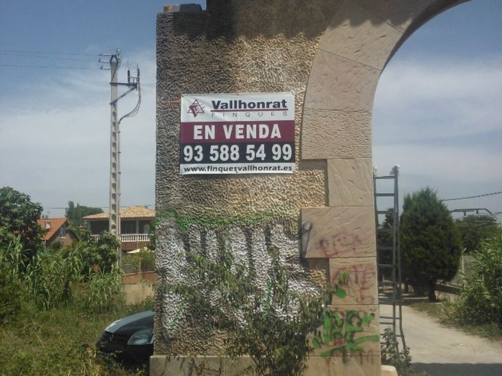 RUBI: Terreno rural y forestal no urbanizable  en Zona Can Fonollet Tiene una superficie de unas 60 hectáreas de suelo mayormente forestal, de secano, vid y pasto.