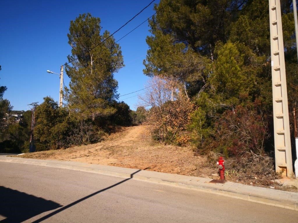 Se presenta un terreno urbanizable en venta, ubicado en la zona de Castellnou i Can Mir, en Rubí. Esta propiedad cuenta con una extensión de 756 m², con la posibilidad de edificación, lo que ofrece una excelente oportunidad para desarrollar un proyecto residencial .