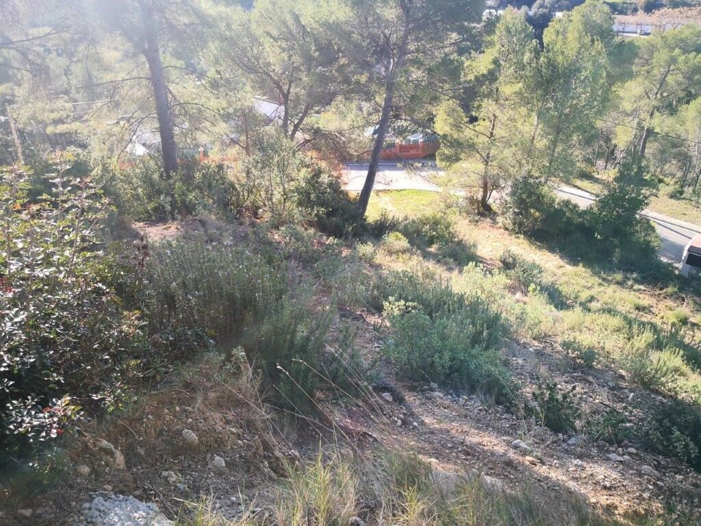 Se presenta un terreno urbanizable en venta, ubicado en la zona de Castellnou i Can Mir, en Rubí. Esta propiedad cuenta con una extensión de 756 m², con la posibilidad de edificación, lo que ofrece una excelente oportunidad para desarrollar un proyecto residencial .