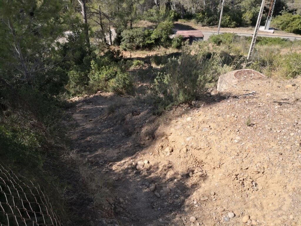 Se presenta un terreno urbanizable en venta, ubicado en la zona de Castellnou i Can Mir, en Rubí. Esta propiedad cuenta con una extensión de 756 m², con la posibilidad de edificación, lo que ofrece una excelente oportunidad para desarrollar un proyecto residencial .