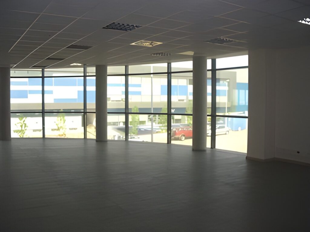 S’ofereix oficina de lloguer a Rubí, situada al Polígon La Bastida.