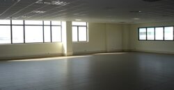 S’ofereix oficina de lloguer a Rubí, situada al Polígon La Bastida.