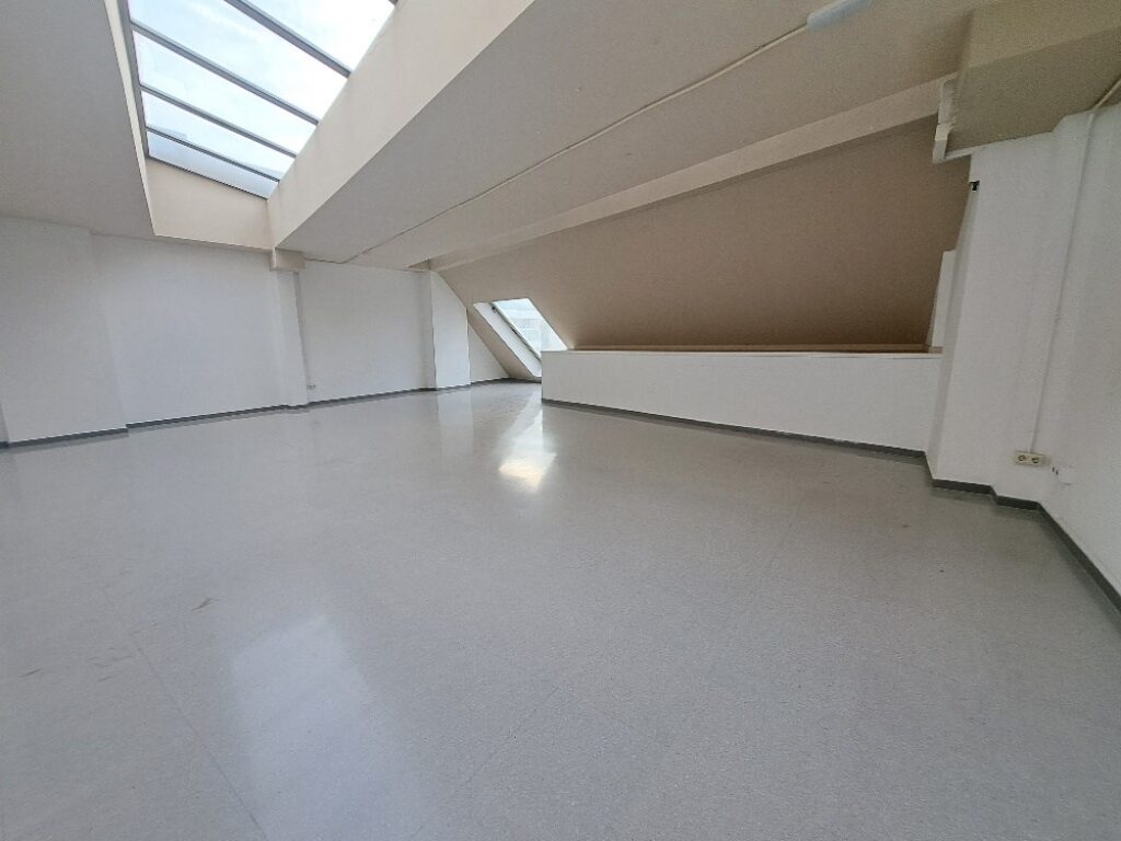 Es presenta un local de lloguer a Rubí, ubicat a zona Centre-CEIP Pau Casals. Aquest espai compta amb una superfície construïda de 253 m2, oferint una distribució funcional per a diverses activitats comercials, ideal professionals.