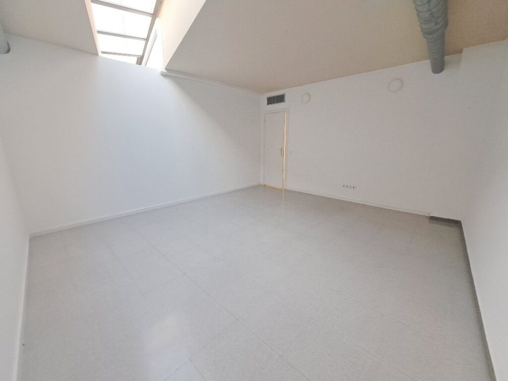 Es presenta un local de lloguer a Rubí, ubicat a zona Centre-CEIP Pau Casals. Aquest espai compta amb una superfície construïda de 253 m2, oferint una distribució funcional per a diverses activitats comercials, ideal professionals.