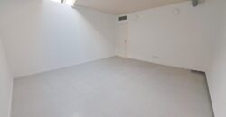 Es presenta un local de lloguer a Rubí, ubicat a zona Centre-CEIP Pau Casals. Aquest espai compta amb una superfície construïda de 253 m2, oferint una distribució funcional per a diverses activitats comercials, ideal professionals.