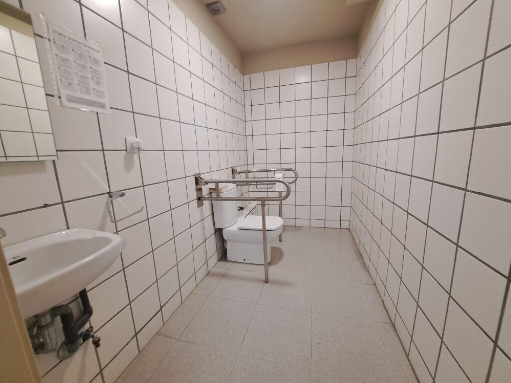 Es presenta un local de lloguer a Rubí, ubicat a zona Centre-CEIP Pau Casals. Aquest espai compta amb una superfície construïda de 253 m2, oferint una distribució funcional per a diverses activitats comercials, ideal professionals.