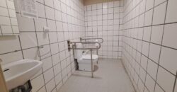 Es presenta un local de lloguer a Rubí, ubicat a zona Centre-CEIP Pau Casals. Aquest espai compta amb una superfície construïda de 253 m2, oferint una distribució funcional per a diverses activitats comercials, ideal professionals.