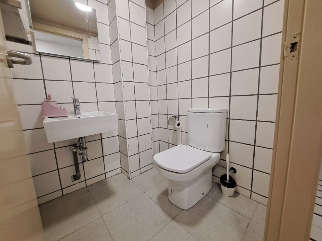 Es presenta un local de lloguer a Rubí, ubicat a zona Centre-CEIP Pau Casals. Aquest espai compta amb una superfície construïda de 253 m2, oferint una distribució funcional per a diverses activitats comercials, ideal professionals.