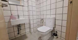 Es presenta un local de lloguer a Rubí, ubicat a zona Centre-CEIP Pau Casals. Aquest espai compta amb una superfície construïda de 253 m2, oferint una distribució funcional per a diverses activitats comercials, ideal professionals.