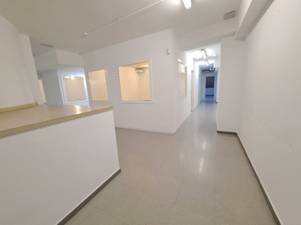 Es presenta un local de lloguer a Rubí, ubicat a zona Centre-CEIP Pau Casals. Aquest espai compta amb una superfície construïda de 253 m2, oferint una distribució funcional per a diverses activitats comercials, ideal professionals.