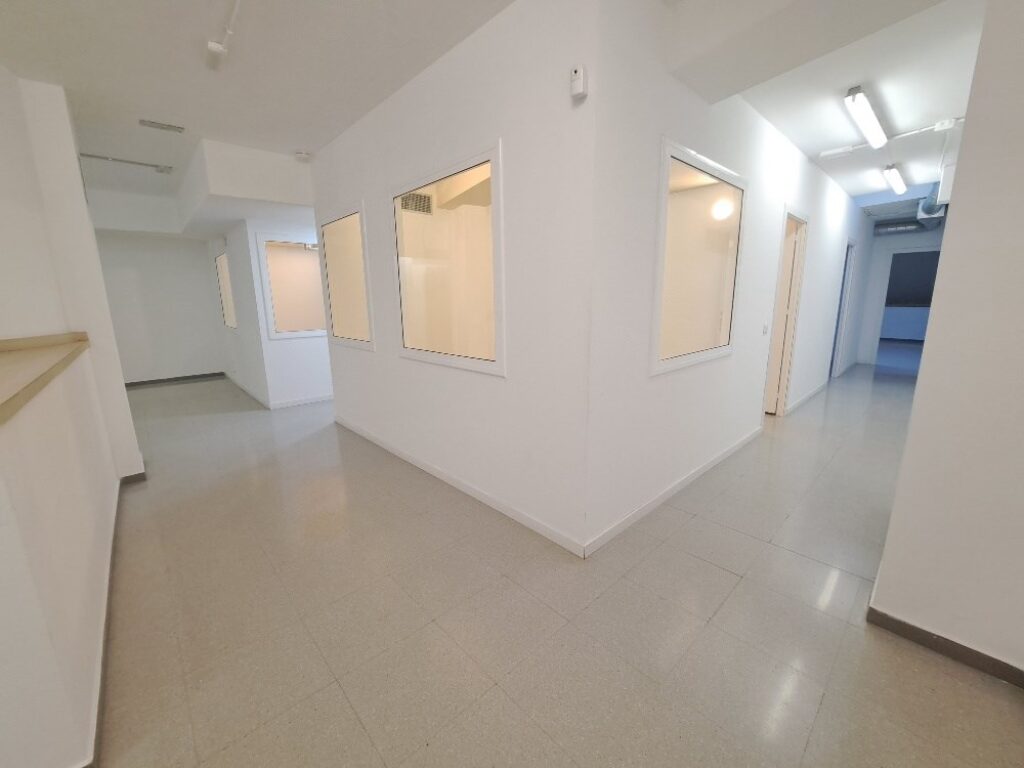 Es presenta un local de lloguer a Rubí, ubicat a zona Centre-CEIP Pau Casals. Aquest espai compta amb una superfície construïda de 253 m2, oferint una distribució funcional per a diverses activitats comercials, ideal professionals.