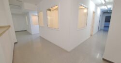 Es presenta un local de lloguer a Rubí, ubicat a zona Centre-CEIP Pau Casals. Aquest espai compta amb una superfície construïda de 253 m2, oferint una distribució funcional per a diverses activitats comercials, ideal professionals.