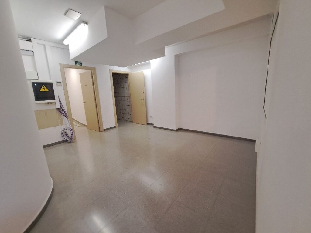 Es presenta un local de lloguer a Rubí, ubicat a zona Centre-CEIP Pau Casals. Aquest espai compta amb una superfície construïda de 253 m2, oferint una distribució funcional per a diverses activitats comercials, ideal professionals.