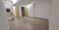 Es presenta un local de lloguer a Rubí, ubicat a zona Centre-CEIP Pau Casals. Aquest espai compta amb una superfície construïda de 253 m2, oferint una distribució funcional per a diverses activitats comercials, ideal professionals.