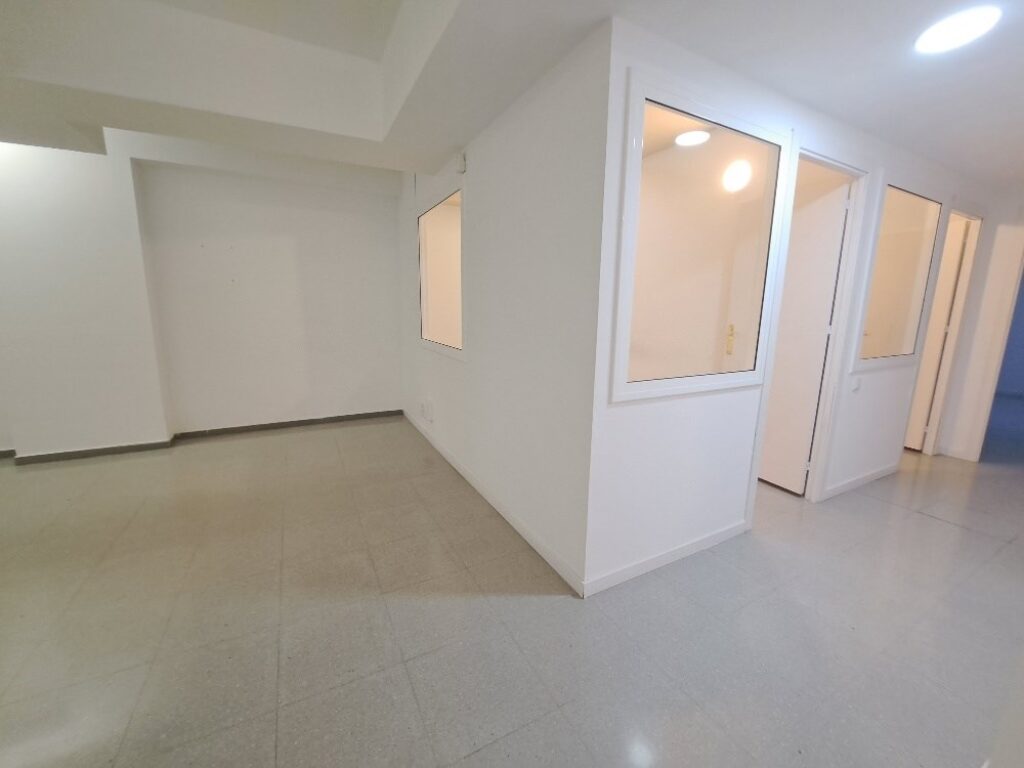 Es presenta un local de lloguer a Rubí, ubicat a zona Centre-CEIP Pau Casals. Aquest espai compta amb una superfície construïda de 253 m2, oferint una distribució funcional per a diverses activitats comercials, ideal professionals.