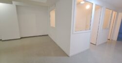 Es presenta un local de lloguer a Rubí, ubicat a zona Centre-CEIP Pau Casals. Aquest espai compta amb una superfície construïda de 253 m2, oferint una distribució funcional per a diverses activitats comercials, ideal professionals.