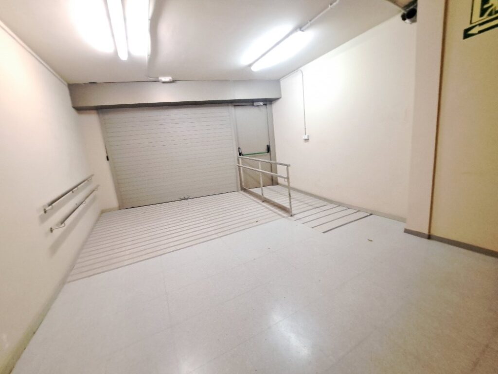 Es presenta un local de lloguer a Rubí, ubicat a zona Centre-CEIP Pau Casals. Aquest espai compta amb una superfície construïda de 253 m2, oferint una distribució funcional per a diverses activitats comercials, ideal professionals.