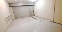 Es presenta un local de lloguer a Rubí, ubicat a zona Centre-CEIP Pau Casals. Aquest espai compta amb una superfície construïda de 253 m2, oferint una distribució funcional per a diverses activitats comercials, ideal professionals.