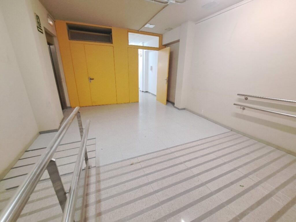 Es presenta un local de lloguer a Rubí, ubicat a zona Centre-CEIP Pau Casals. Aquest espai compta amb una superfície construïda de 253 m2, oferint una distribució funcional per a diverses activitats comercials, ideal professionals.