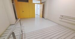 Es presenta un local de lloguer a Rubí, ubicat a zona Centre-CEIP Pau Casals. Aquest espai compta amb una superfície construïda de 253 m2, oferint una distribució funcional per a diverses activitats comercials, ideal professionals.