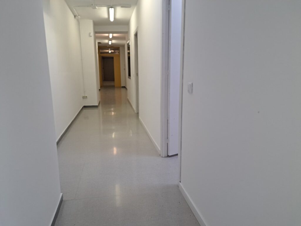 Es presenta un local de lloguer a Rubí, ubicat a zona Centre-CEIP Pau Casals. Aquest espai compta amb una superfície construïda de 253 m2, oferint una distribució funcional per a diverses activitats comercials, ideal professionals.