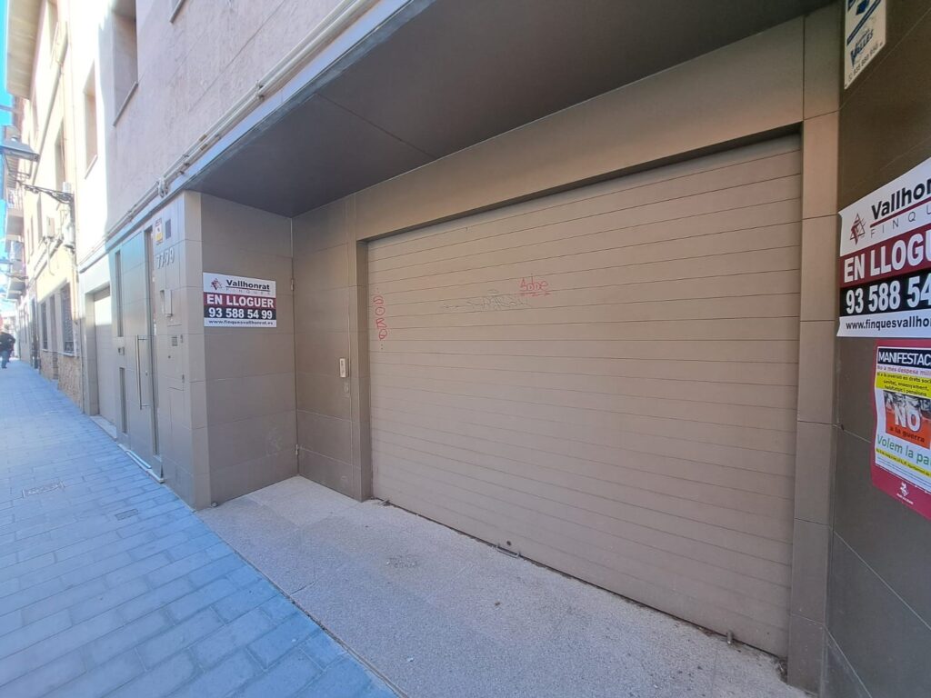 Es presenta un local de lloguer a Rubí, ubicat a zona Centre-CEIP Pau Casals. Aquest espai compta amb una superfície construïda de 253 m2, oferint una distribució funcional per a diverses activitats comercials, ideal professionals.