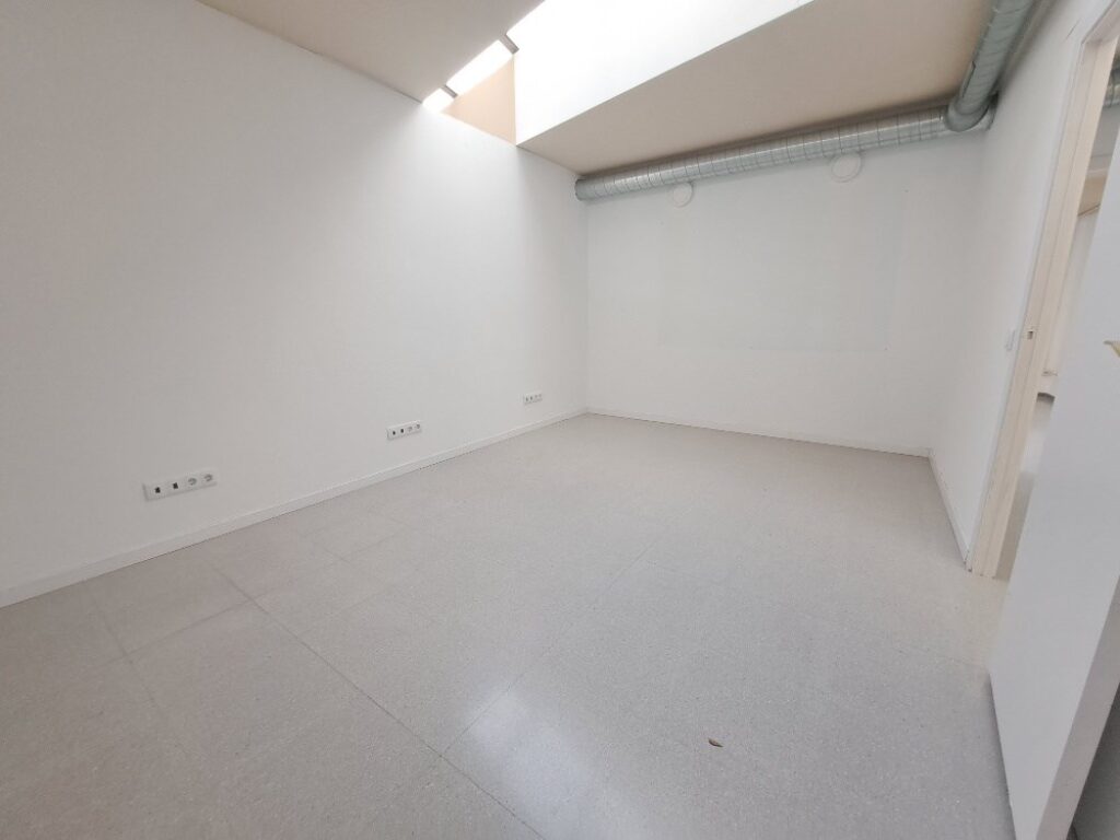 Es presenta un local de lloguer a Rubí, ubicat a zona Centre-CEIP Pau Casals. Aquest espai compta amb una superfície construïda de 253 m2, oferint una distribució funcional per a diverses activitats comercials, ideal professionals.