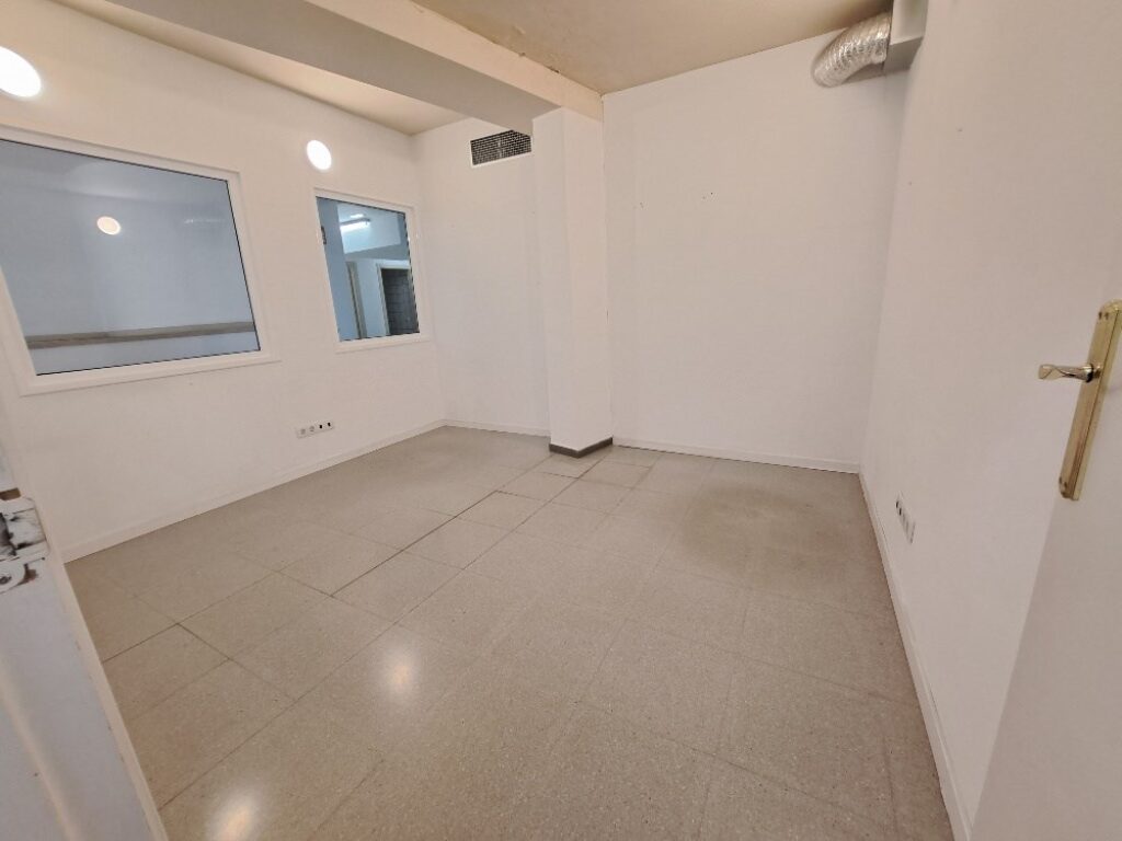 Es presenta un local de lloguer a Rubí, ubicat a zona Centre-CEIP Pau Casals. Aquest espai compta amb una superfície construïda de 253 m2, oferint una distribució funcional per a diverses activitats comercials, ideal professionals.