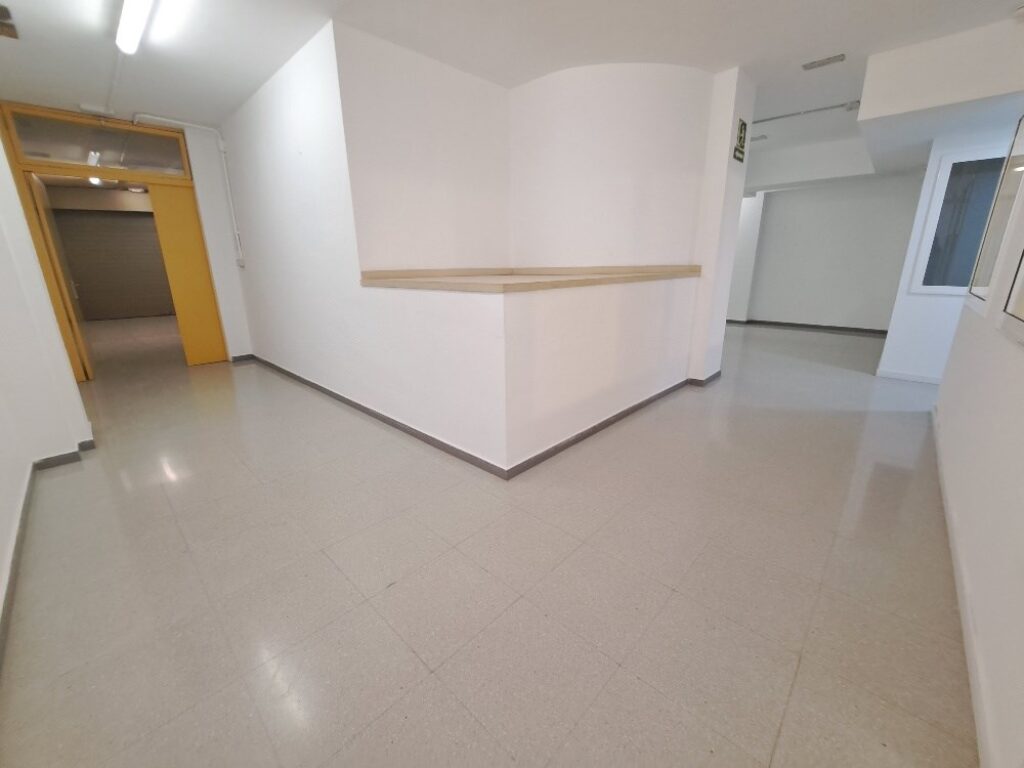 Es presenta un local de lloguer a Rubí, ubicat a zona Centre-CEIP Pau Casals. Aquest espai compta amb una superfície construïda de 253 m2, oferint una distribució funcional per a diverses activitats comercials, ideal professionals.