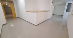 Es presenta un local de lloguer a Rubí, ubicat a zona Centre-CEIP Pau Casals. Aquest espai compta amb una superfície construïda de 253 m2, oferint una distribució funcional per a diverses activitats comercials, ideal professionals.