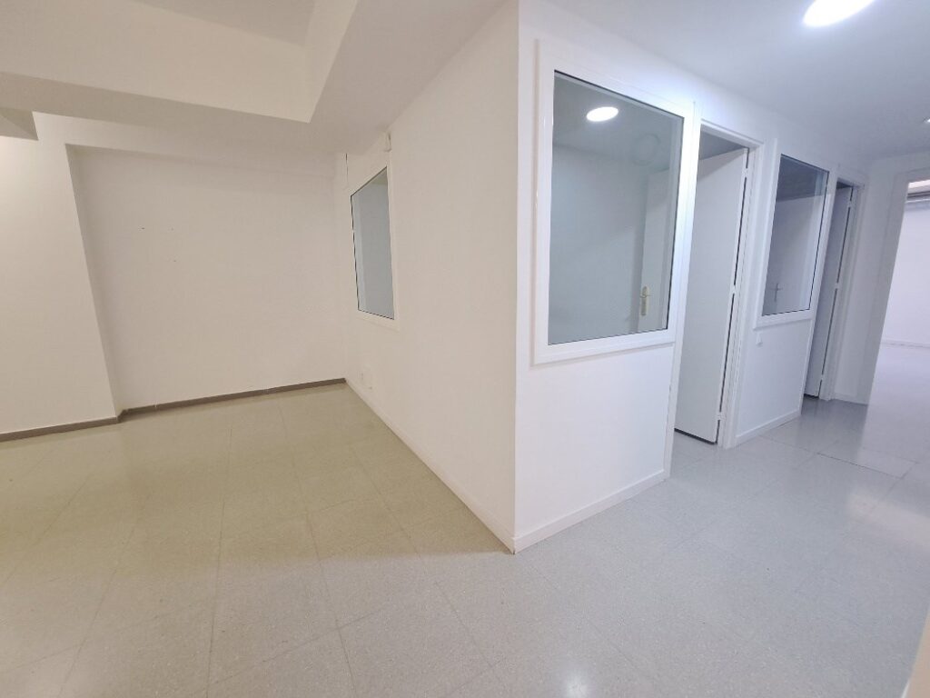 Es presenta un local de lloguer a Rubí, ubicat a zona Centre-CEIP Pau Casals. Aquest espai compta amb una superfície construïda de 253 m2, oferint una distribució funcional per a diverses activitats comercials, ideal professionals.