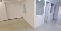 Es presenta un local de lloguer a Rubí, ubicat a zona Centre-CEIP Pau Casals. Aquest espai compta amb una superfície construïda de 253 m2, oferint una distribució funcional per a diverses activitats comercials, ideal professionals.