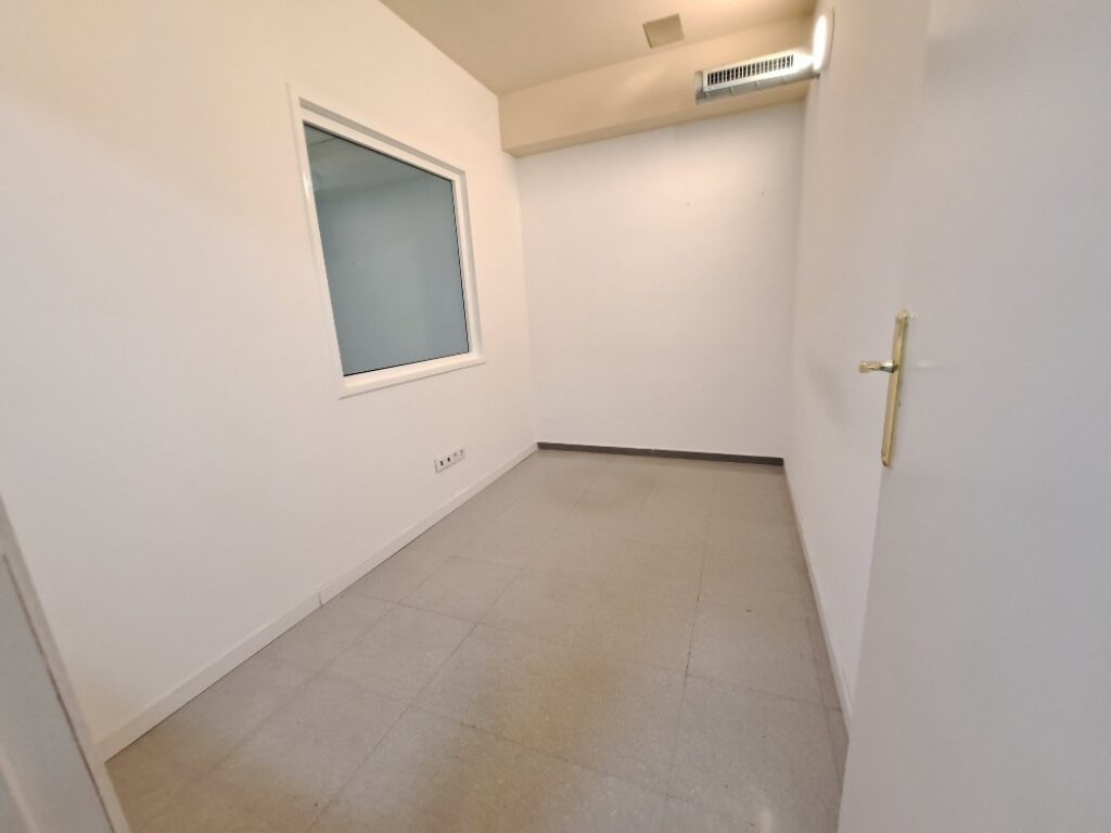 Es presenta un local de lloguer a Rubí, ubicat a zona Centre-CEIP Pau Casals. Aquest espai compta amb una superfície construïda de 253 m2, oferint una distribució funcional per a diverses activitats comercials, ideal professionals.