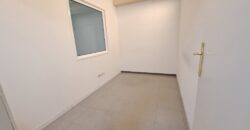 Es presenta un local de lloguer a Rubí, ubicat a zona Centre-CEIP Pau Casals. Aquest espai compta amb una superfície construïda de 253 m2, oferint una distribució funcional per a diverses activitats comercials, ideal professionals.