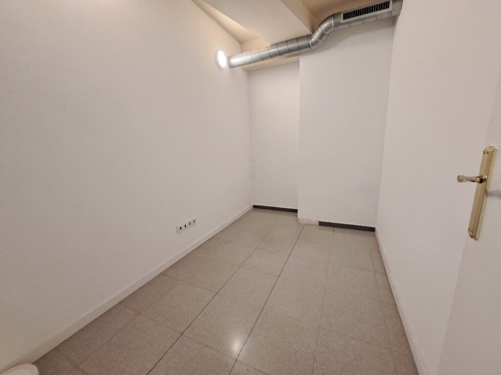 Es presenta un local de lloguer a Rubí, ubicat a zona Centre-CEIP Pau Casals. Aquest espai compta amb una superfície construïda de 253 m2, oferint una distribució funcional per a diverses activitats comercials, ideal professionals.