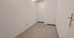 Es presenta un local de lloguer a Rubí, ubicat a zona Centre-CEIP Pau Casals. Aquest espai compta amb una superfície construïda de 253 m2, oferint una distribució funcional per a diverses activitats comercials, ideal professionals.