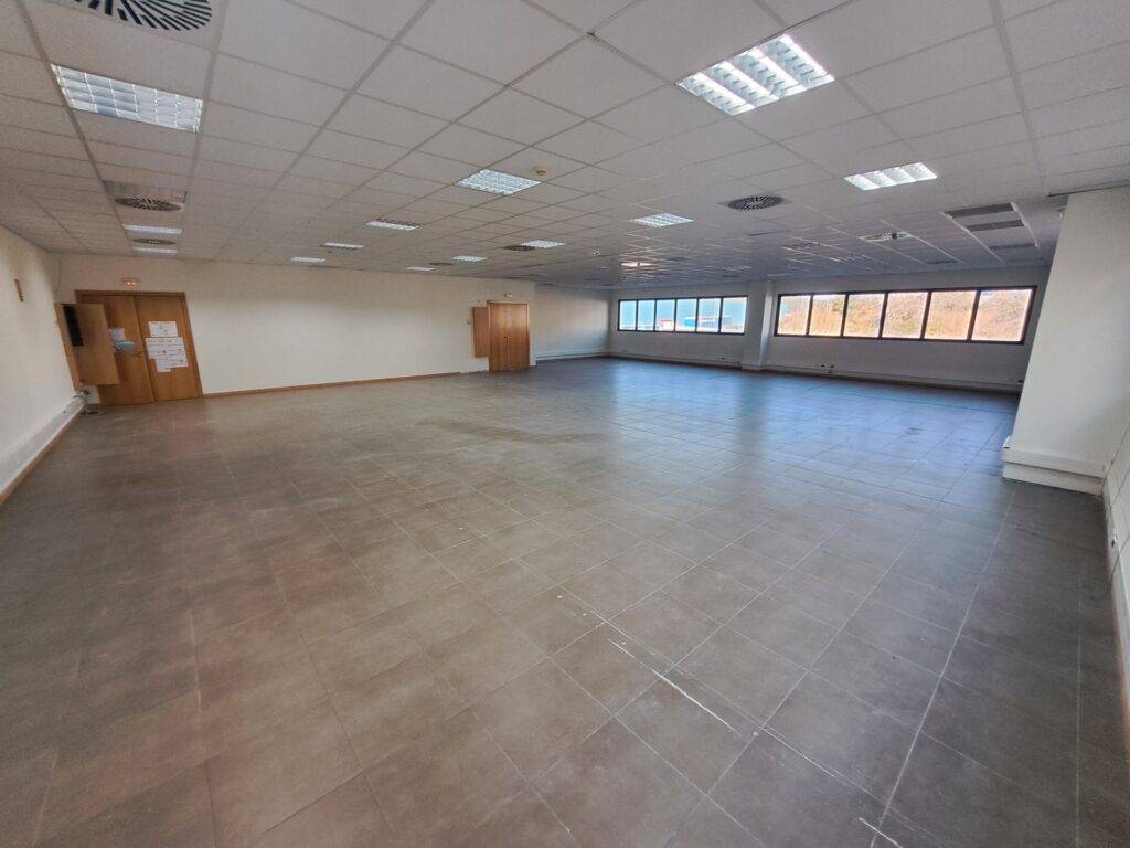 Oficina de lloguer de 217m2 en edifici amb