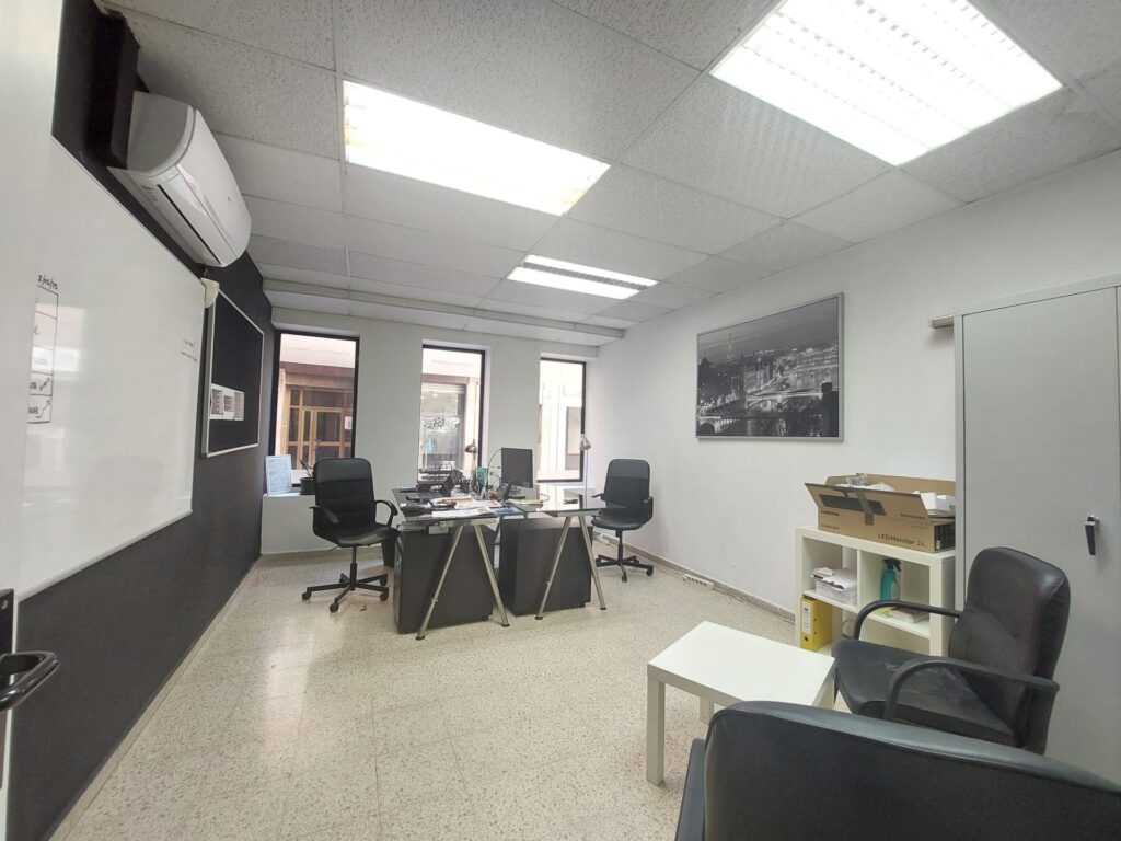 ¡Oficina en lloguer de 20 m2 a Rubí, ideal per al teu negoci!