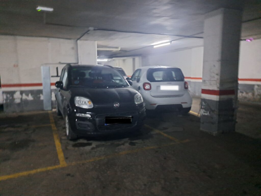 Plaza aparcamiento situada en zona Escuelas